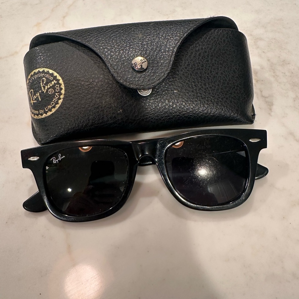 Ray-Ban Wayfarer Classic Black Sunglasses with Case